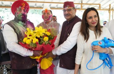 होली के अवसर पर राज्यपाल से भेंट कर होली की शुभकामनाएं देते हुए कैबिनेट मंत्री गणेश जोशी।