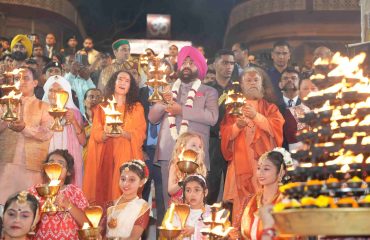 परमार्थ निकेतन, ऋषिकेश में आयोजित ‘अंतर्राष्ट्रीय योग महोत्सव-2025’ के समापन समारोह के अवसर पर मां गंगा आरती करते हुए राज्यपाल।