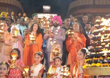 ⁠Governor performing Maa Ganga Aarti on the occasion of the closing ceremony of 'International Yoga Festival-2025' organized at Parmarth Niketan, Rishikesh.;?>