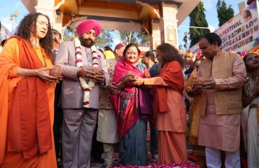 परमार्थ निकेतन, ऋषिकेश में आयोजित ‘अंतर्राष्ट्रीय योग महोत्सव-2025’ के समापन समारोह में प्रतिभाग कर पूजा-अर्चना करते हुए राज्यपाल।