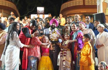 परमार्थ निकेतन, ऋषिकेश में आयोजित ‘अंतर्राष्ट्रीय योग महोत्सव-2025’ के समापन समारोह में प्रतिभाग कर पूजा-अर्चना करते हुए राज्यपाल।