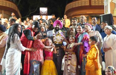 परमार्थ निकेतन, ऋषिकेश में आयोजित ‘अंतर्राष्ट्रीय योग महोत्सव-2025’ के समापन समारोह में प्रतिभाग कर पूजा-अर्चना करते हुए राज्यपाल।