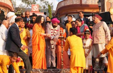 परमार्थ निकेतन, ऋषिकेश में आयोजित ‘अंतर्राष्ट्रीय योग महोत्सव-2025’ के समापन समारोह का दीप प्रज्वलित कर शुभारंभ करते हुए राज्यपाल।