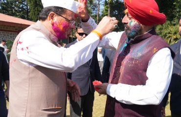 होली के अवसर पर राज्यपाल से भेंट कर होली की शुभकामनाएं देते हुए मुख्यमंत्री श्री पुष्कर सिंह धामी।