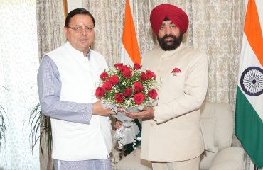 राज्यपाल से मुलाकात करते हुए मुख्यमंत्री श्री पुष्कर सिंह धामी।