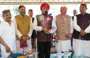होली के अवसर पर राज्यपाल साथ मुख्यमंत्री श्री पुष्कर सिंह धामी एवं कैबिनेट मंत्री गणेश जोशी।