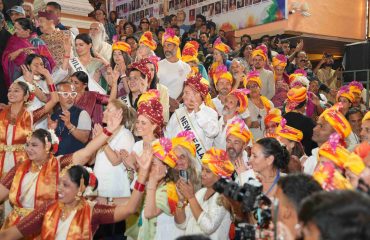 परमार्थ निकेतन, ऋषिकेश में आयोजित ‘अंतर्राष्ट्रीय योग महोत्सव-2025’ के समापन समारोह के अवसर पर उपस्थित योग साधक एवं गणमान्य लोग।