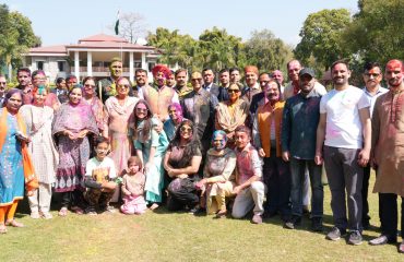 ⁠ ⁠Governor and First Lady Smt. Gurmeet Kaur celebrating Holi with the officers, employees and their families of the Raj Bhawan on the occasion of Holi.