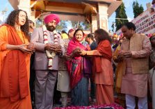 Governor performing Puja-Archana after participating in the closing ceremony of 'International Yoga Festival-2025' organized at Parmarth Niketan, Rishikesh.;?>