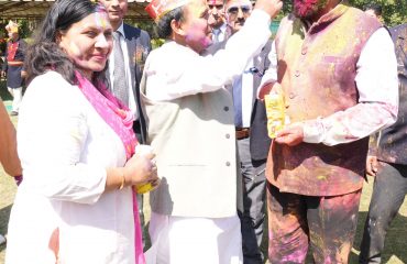 होली के अवसर पर राज्यपाल से भेंट कर होली की शुभकामनाएं देते हुए कैबिनेट मंत्री डॉ. धन सिंह रावत।