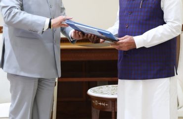 नई दिल्ली में माननीय प्रधानमंत्री से भेंट कर राजभवन उत्तराखण्ड के ‘‘गवर्नर्स डिजिटल हब’’ और एआई-संचालित चैटबॉट ‘‘इटरनल गुरु’’ ब्रोशर्स भेंट करते हुए राज्यपाल।