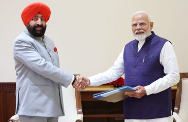 नई दिल्ली में माननीय प्रधानमंत्री से भेंट कर राजभवन उत्तराखण्ड के ‘‘गवर्नर्स डिजिटल हब’’ और एआई-संचालित चैटबॉट ‘‘इटरनल गुरु’’ ब्रोशर्स भेंट करते हुए राज्यपाल।