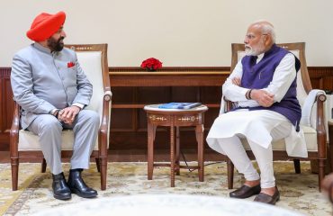 माननीय प्रधानमंत्री श्री नरेंद्र मोदी से वार्ता करते हुए राज्यपाल।