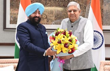 नई दिल्ली में माननीय उपराष्ट्रपति श्री जगदीप धनखड़ से शिष्टाचार भेंट करते हुए राज्यपाल।