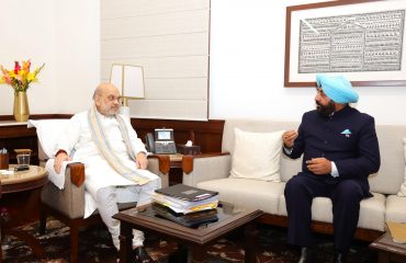नई दिल्ली में केंद्रीय गृह मंत्री श्री अमित शाह से भेंट करते हुए राज्यपाल।