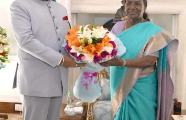 राष्ट्रपति भवन नई दिल्ली में माननीय राष्ट्रपति श्रीमती द्रौपदी मुर्मु से शिष्टाचार भेंट करते हुए राज्यपाल।