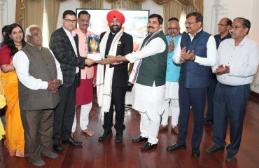 Governor presenting mementoes to officers on the occasion of Bihar State Foundation Day.