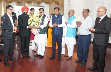 बिहार राज्य स्थापना दिवस के अवसर पर राज्यपाल से शिष्टाचार भेंट करते हुए बिहारी महासभा के सदस्यगण।