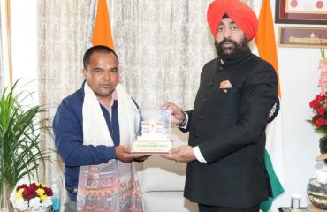 मत्स्य पालन उद्यमी श्री मोहन सिंह बिष्ट को श्री बद्रीनाथ की प्रतिकृति भेंट करते हुए राज्यपाल।
