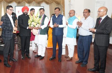 Members of Bihari Mahasabha paying courtesy visit to Governor on the occasion of Bihar State Foundation Day.