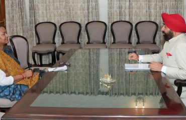 राज्यपाल से शिष्टाचार भेंट करती हुईं मुख्य सचिव श्रीमती राधा रतूड़ी।
