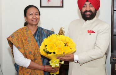 राज्यपाल से शिष्टाचार भेंट करती हुईं मुख्य सचिव श्रीमती राधा रतूड़ी।