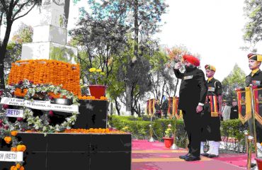 14 डोगरा बटालियन के प्लेटिनम जुबली समारोह के अवसर पर बटालियन के शहीदों को श्रद्धांजलि अर्पित करते हुए राज्यपाल।