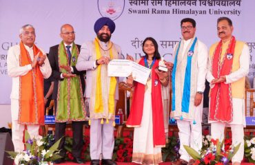 Governor presenting medals and degrees to students at the 7th convocation of Swami Ram Himalayan University.