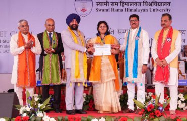 Governor presenting medals and degrees to students at the 7th convocation of Swami Ram Himalayan University.