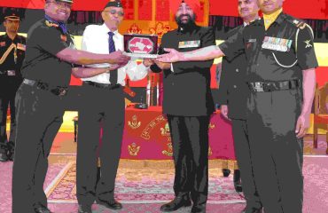 14 डोगरा बटालियन के प्लेटिनम जुबली समारोह के अवसर पर बटालियन के अधिकारियों को स्मृति चिन्ह भेंट करते हुए राज्यपाल।