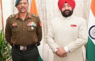 राज्यपाल से शिष्टाचार भेंट करते हुए जीओसी उत्तराखण्ड सब एरिया, देहरादून मेजर जनरल आर. प्रेम राज।