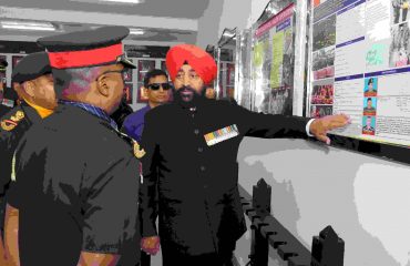 14 डोगरा बटालियन के प्लेटिनम जुबली समारोह के अवसर पर बटालियन के अधिकारियों से जानकारी प्राप्त करते हुए राज्यपाल।