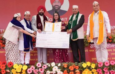 Governor presenting degree and cheque to a student on the occasion of the 7th convocation of HNBU Medical Education University.