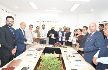 “वातायनः राष्ट्रवादी सिख की जीवन यात्रा” नामक पुस्तक के द्वितीय खण्ड का विमोचन करते हुए राज्यपाल।