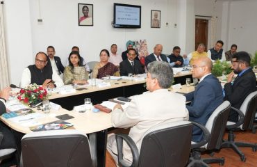 राजभवन में राजकीय विश्वविद्यालयों के कुलपतियों के साथ बैठक करते हुए राज्यपाल।