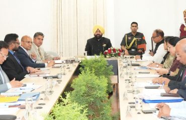 राजभवन में राजकीय विश्वविद्यालयों के कुलपतियों के साथ बैठक करते हुए राज्यपाल।