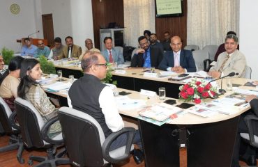 राजभवन में राजकीय विश्वविद्यालयों के कुलपतियों के साथ बैठक करते हुए राज्यपाल।