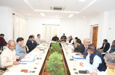 राजभवन में राजकीय विश्वविद्यालयों के कुलपतियों के साथ बैठक करते हुए राज्यपाल।