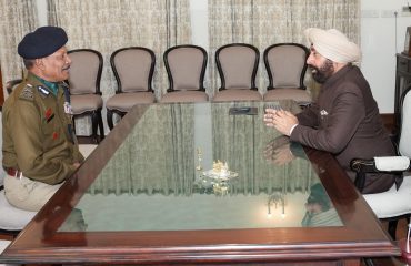 राज्यपाल से शिष्टाचार भेंट करते हुए निदेशक आईटीबीपी अकादमी, मसूरी श्री गिरीश चन्द्र उपाध्याय।
