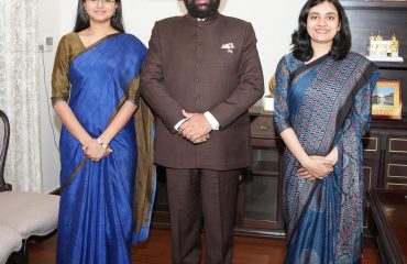 राज्यपाल से शिष्टाचार भेंट करती हुईं उत्तराखण्ड कैडर की प्रशिक्षु आईएएस अधिकारी सुश्री गौरी प्रभात एवं सुश्री दीक्षिता जोशी।
