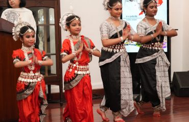 राजभवन में ओडिशा राज्य के स्थापना दिवस के अवसर पर सांस्कृतिक कार्यक्रम की मनमोहक प्रस्तुति देती हुईं छात्राएं।
