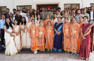 राजभवन में विश्व उपभोक्ता अधिकार दिवस के अवसर पर भारतीय मानक ब्यूरो (बीआईएस) द्वारा आयोजित कार्यक्रम में उपस्थित छात्र-छात्राओं एवं गणमान्य लोगों के साथ राज्यपाल।