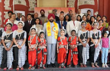 राजभवन में ओडिशा राज्य के स्थापना दिवस के अवसर पर ओडिशा के छात्रों व गणमान्य लोगों के साथ राज्यपाल।