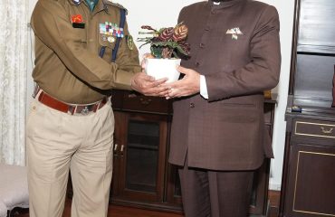 राज्यपाल से शिष्टाचार भेंट करते हुए निदेशक आईटीबीपी अकादमी, मसूरी श्री गिरीश चन्द्र उपाध्याय।