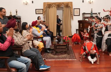 राजभवन में ओडिशा राज्य के स्थापना दिवस के अवसर पर प्रतिभाग कर छात्रों की सांस्कृतिक कार्यक्रम की मनमोहक प्रस्तुति को देखते हुए राज्यपाल।