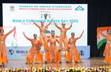 राजभवन में विश्व उपभोक्ता अधिकार दिवस के अवसर पर सांस्कृतिक कार्यक्रम की प्रस्तुति देती हुईं छात्राएं।