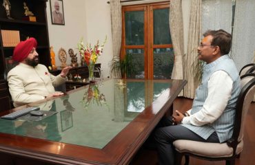 राज्यपाल से शिष्टाचार भेंट करते हुए नवनियुक्त मुख्य सचिव श्री आनन्द बर्द्धन।