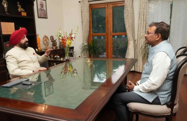 राज्यपाल से शिष्टाचार भेंट करते हुए नवनियुक्त मुख्य सचिव श्री आनन्द बर्द्धन।