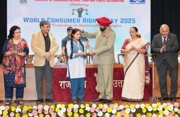 3 (राजभवन में विश्व उपभोक्ता अधिकार दिवस के अवसर पर भारतीय मानक ब्यूरो (बीआईएस) द्वारा आयोजित कार्यक्रम में छात्र-छात्राओं को पुरस्कृत करते हुए राज्यपाल।