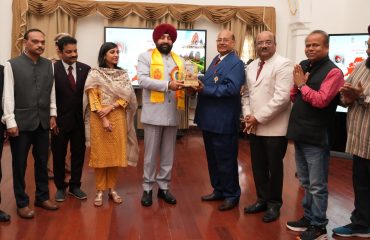 राजभवन में ओडिशा राज्य के स्थापना दिवस के अवसर पर ओडिशा के लोगों को श्री केदारनाथ की प्रतिकृति भेंट करते हुए राज्यपाल।